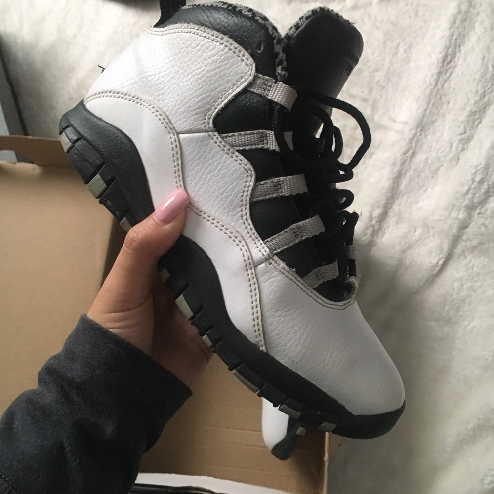 Black & White 10s